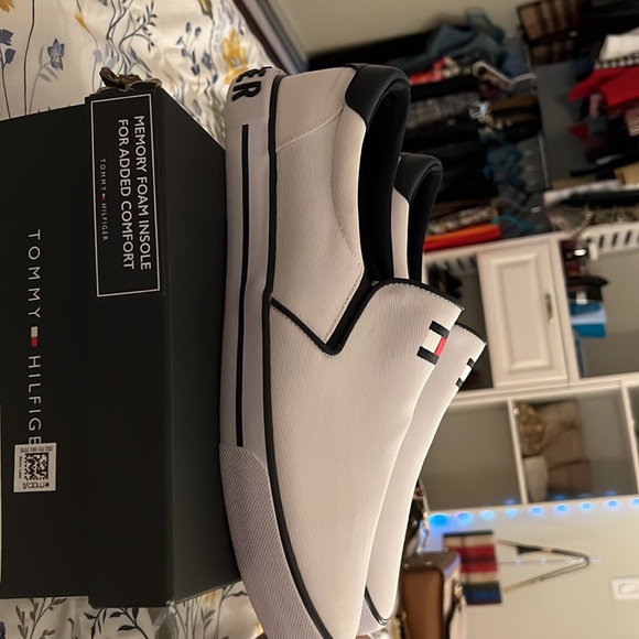 NWT Tommy Hilfiger Slip-on Shoes - Picture 2 of 6